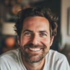 Portrait d'un homme souriant à l'intérieur.